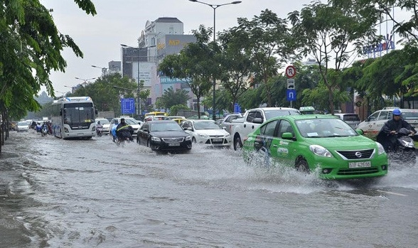 Nhiều cơn mưa lớn khiến hàng loạt chuyến bay đến Tân Sơn Nhất bị ảnh hưởng